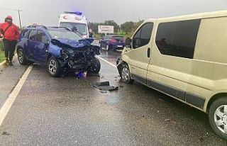 Balıkesir’de ters yönden gelip refüjü aşan...