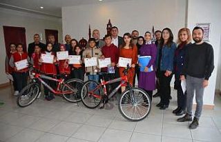 Başkan Sargın Çevreci Öğrencilere Ödül Verdi