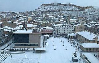 Bayburt pazar gününe kar yağışıyla uyandı