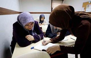 Bu kurs okuma yazma bilmeyen kadınların hayatını...