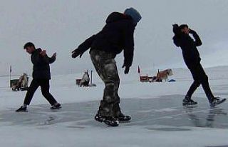 Çıldır Gölü’nde halaylı atlı kızak sezonu...