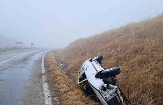 Çorum’da siste kontrolden çıkan otomobil takla...