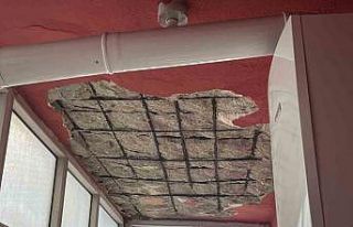 Deprem sırasında balkonunda çökme meydana gelen...