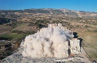 Dinamit ile patlatılan binalar bir bir yıkılıyor