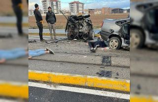 Direğe çarpan araç ikiye bölündü: 1 ölü, 1’i...