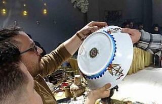 Eski eşyaların açık arttırma ile satıldığı...