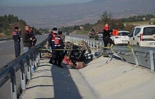 İki bariyer arasına devrilen traktörün sürücüsü...