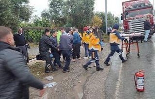 İşçi servisiyle hafriyat kamyonu çarpıştı:...