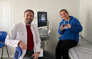 İzmit Belediyesi afet bölgesinde kurduğu poliklinikte...