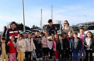 Jandarma köpeği Rio’dan miniklere gösteri