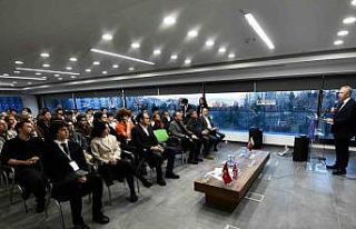 Mansur Yavaş, oyun geliştirme merkezinde gençlerle...