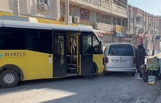 Mardin’de minibüs ile hafif ticari araç çarpıştı
