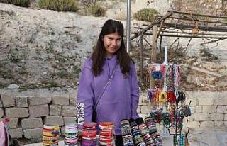 Otizmli genç kızı, makrome ipi hayata bağladı