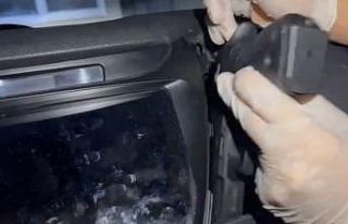 Otomobilin ön konsolunu silah deposuna çevirmişler