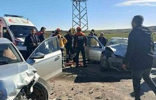 Otomobiller kafa kafaya çarpıştı: 1 ölü, 3 yaralı