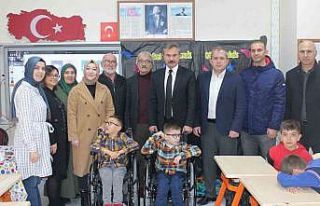 Özel öğrencilere tekerlekli sandalye desteği