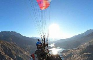 Paraşütle Yeni Yusufeli ve baraj gölünün üzerinden...