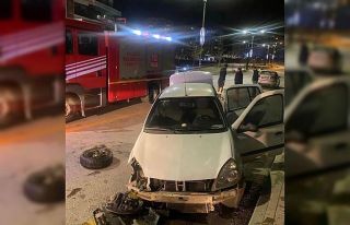 Refüje çarpıp karşı şeride uçan arabadan yara...