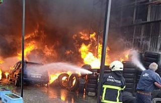 Samsun’da eski araç lastikleri ile otomobil alevlere...