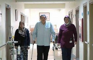 Sedye üzerinde geldiği hastaneden 4 ay sonra yürüyerek...