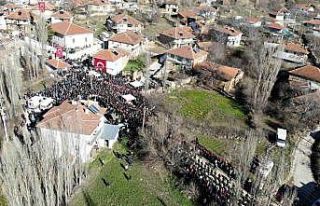 Şehidin kız kardeşi ağabeyini merasim kılıcı...