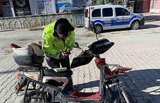 Sipariş götüren motorlu kurye hafif ticari araçla...