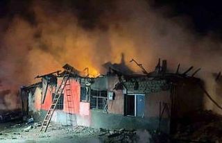 Sivas’ta korkutan yangında bir ev tamamen yandı