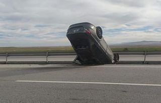 Takla atıp refüje giren otomobilde 2 kişi yaralandı