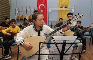 Van Büyükşehir Belediyesinin bağlama kursuna yoğun...