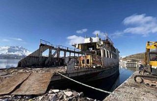 Yarım asırlık feribotun söküm işlemi başladı