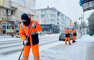Afyonkarahisar’da karla mücadele devam ediyor
