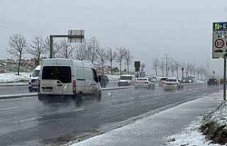 Arnavutköy’de kar yağışı etkili oluyor