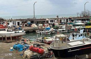 Balıkçı tekneleri deniz suyunun soğumasını bekliyor