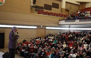 Başkan Beyazgül KPSS’ye hazırlanan öğrencilerle...