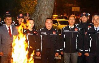 Başkan Böcek yeni yıla itfaiye ekipleri ile birlikte...