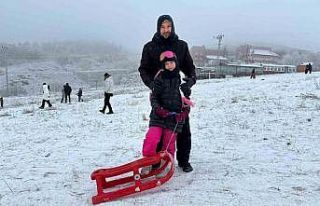 Başkentte beklenen kar yağışının tadını minikler...
