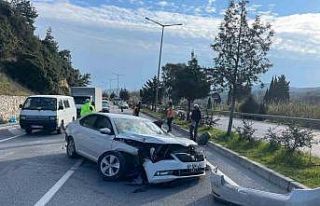 Beton direğe çarpan otomobilin sürücüsü yaralandı