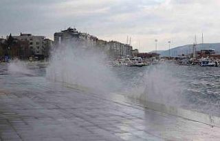 Çanakkale’de poyraz fırtınası nedeniyle oluşan...