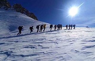 Doğa severler 3 bin 100 rakımlı Kelespi Dağı’na...