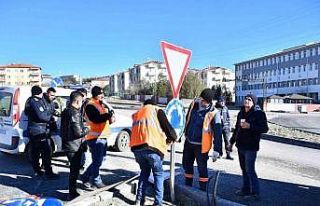 Emet’te uyarı ve trafik tabelalarının montaj...