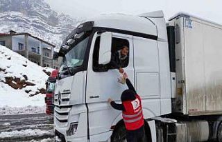 Hakkari yolda kalanlara kumanya dağıtıldı