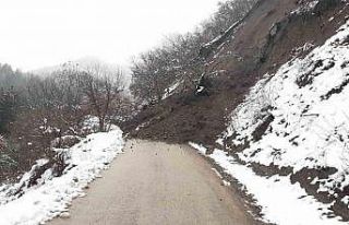 Heyelan köy yolunu ulaşıma kapattı