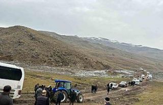 İstanbul’dan cenaze getiren otobüs çamurlu yola...