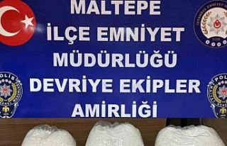 Maltepe’de korsan taksiden indirilen kadının üzerinden...