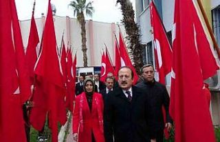 Mersin’de şehitler okullarda anıldı, bayrak gençlere...