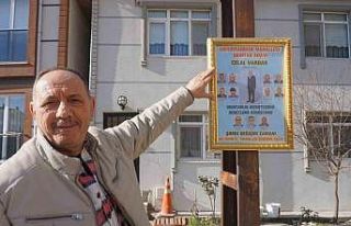 Muhtar adayı, altın yaldızlı çerçeveyle destek...