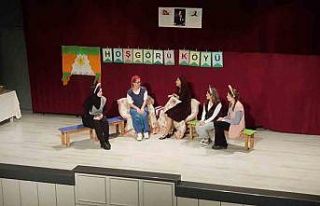 Öğretmenlerden oluşan tiyatro ekibi hem öğretti...