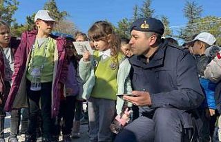 Okuma yazma öğrenince ilk işleri jandarmaya mektup...