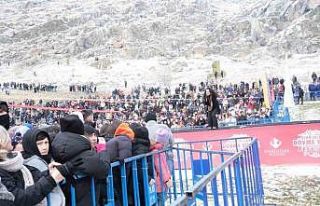 Şarkıcı Alişan konsere gelirken rahatsızlandı...