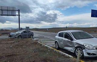 Sivas’ta otomobiller çarpıştı: 2 yaralı